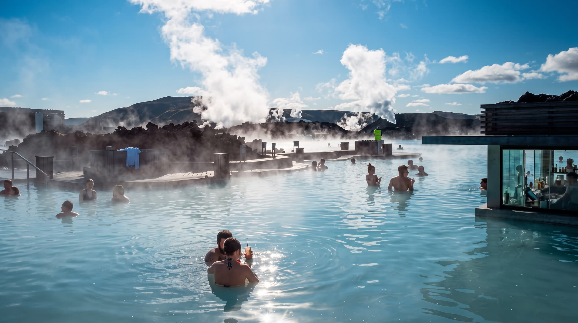 Du khách ngâm mình trong hồ khoáng nóng Blue Lagoon bốc hơi, Iceland