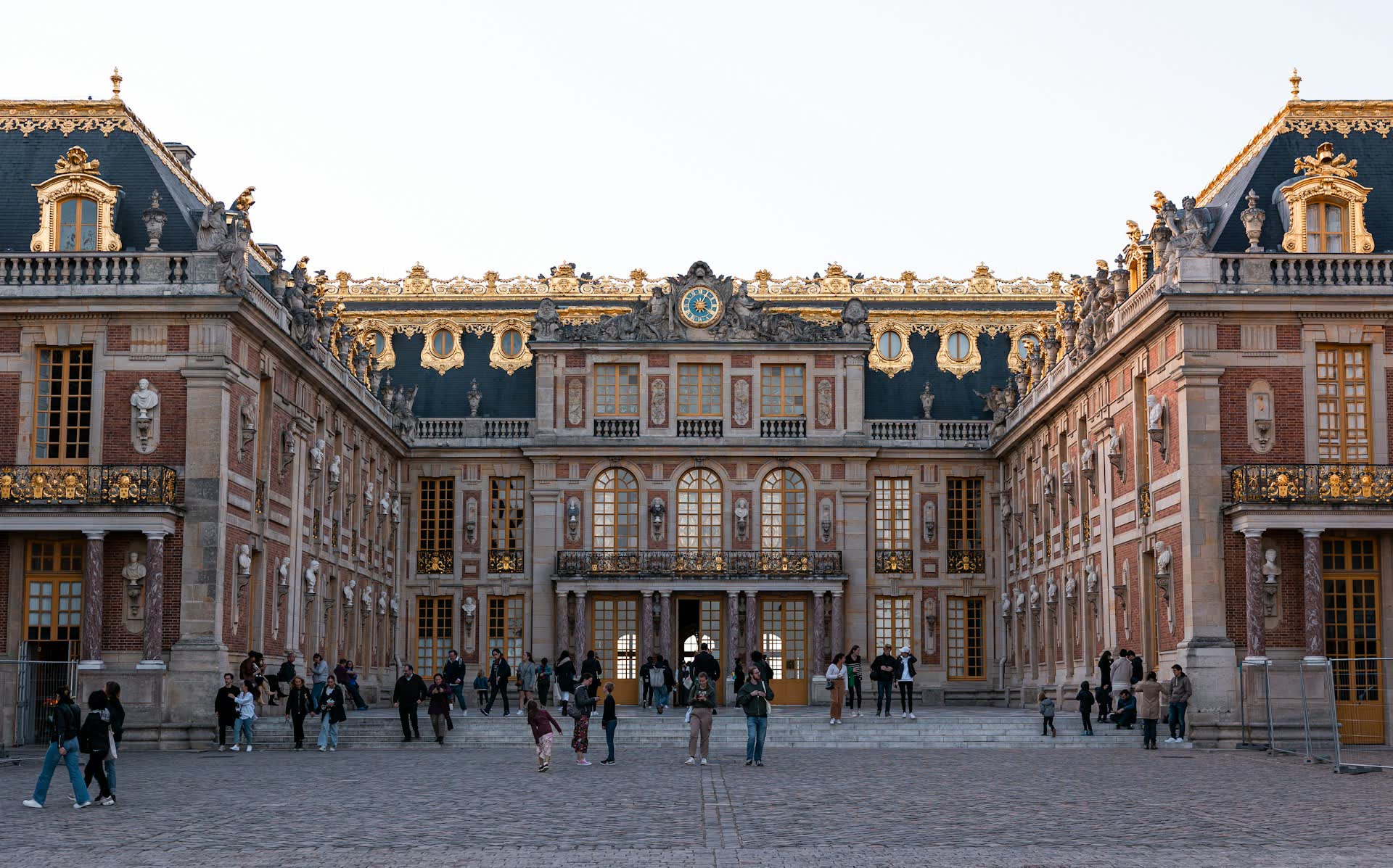 Sân Đá cẩm thạch của cung điện Versailles, mái dát vàng, Pháp