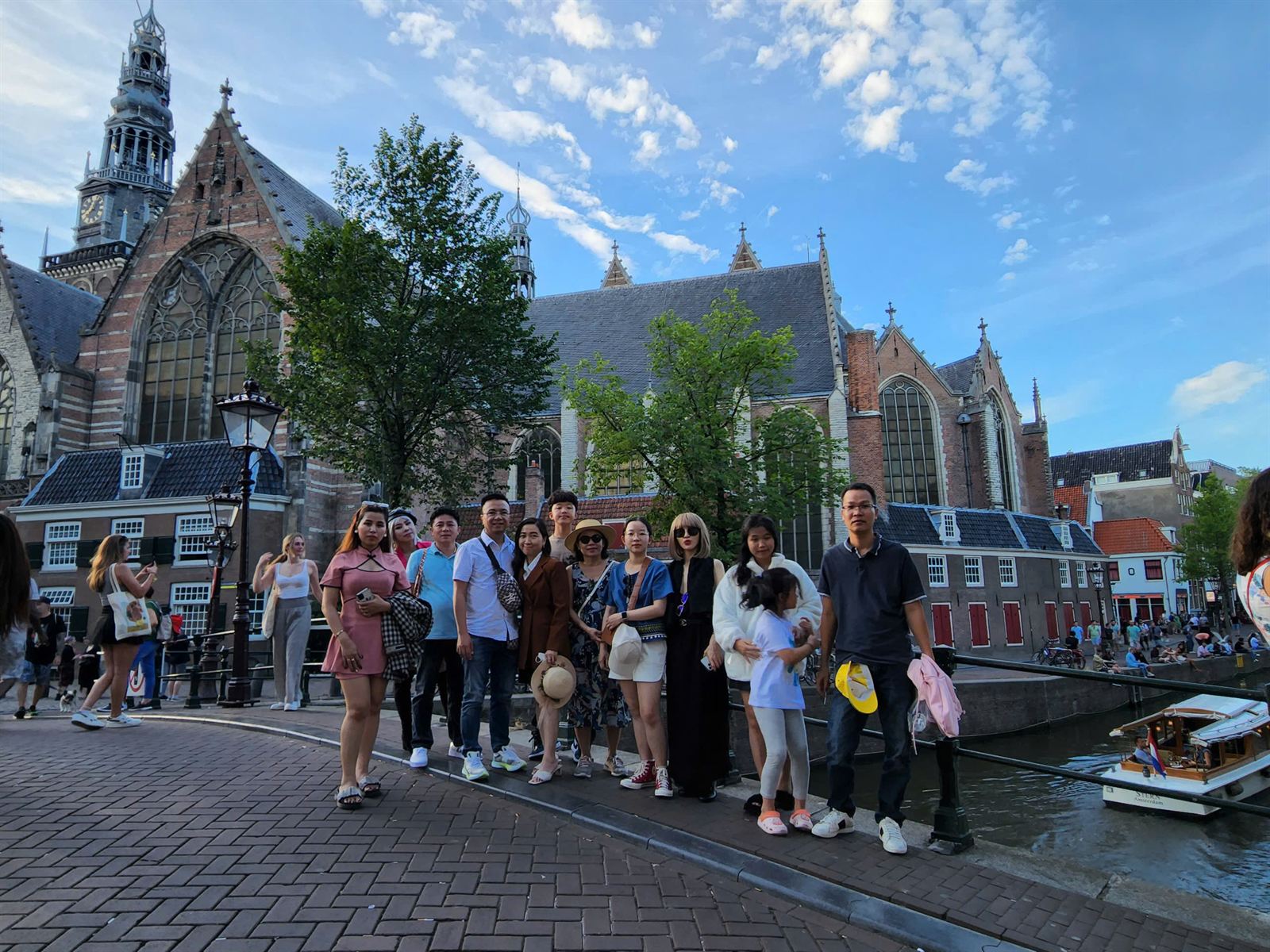 Đoàn khách AVORY bên kênh đào Amsterdam (Hà Lan)